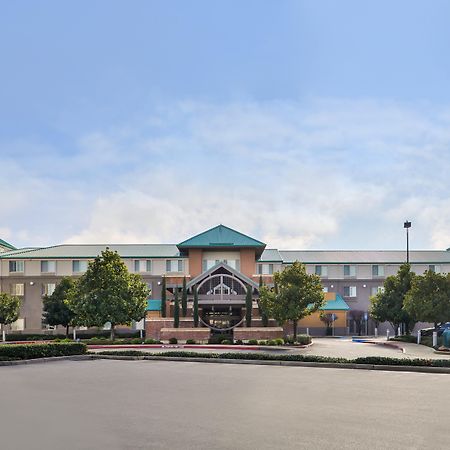 Holiday Inn Express & Suites Elk Grove Central - Hwy 99 By Ihg Eksteriør bilde