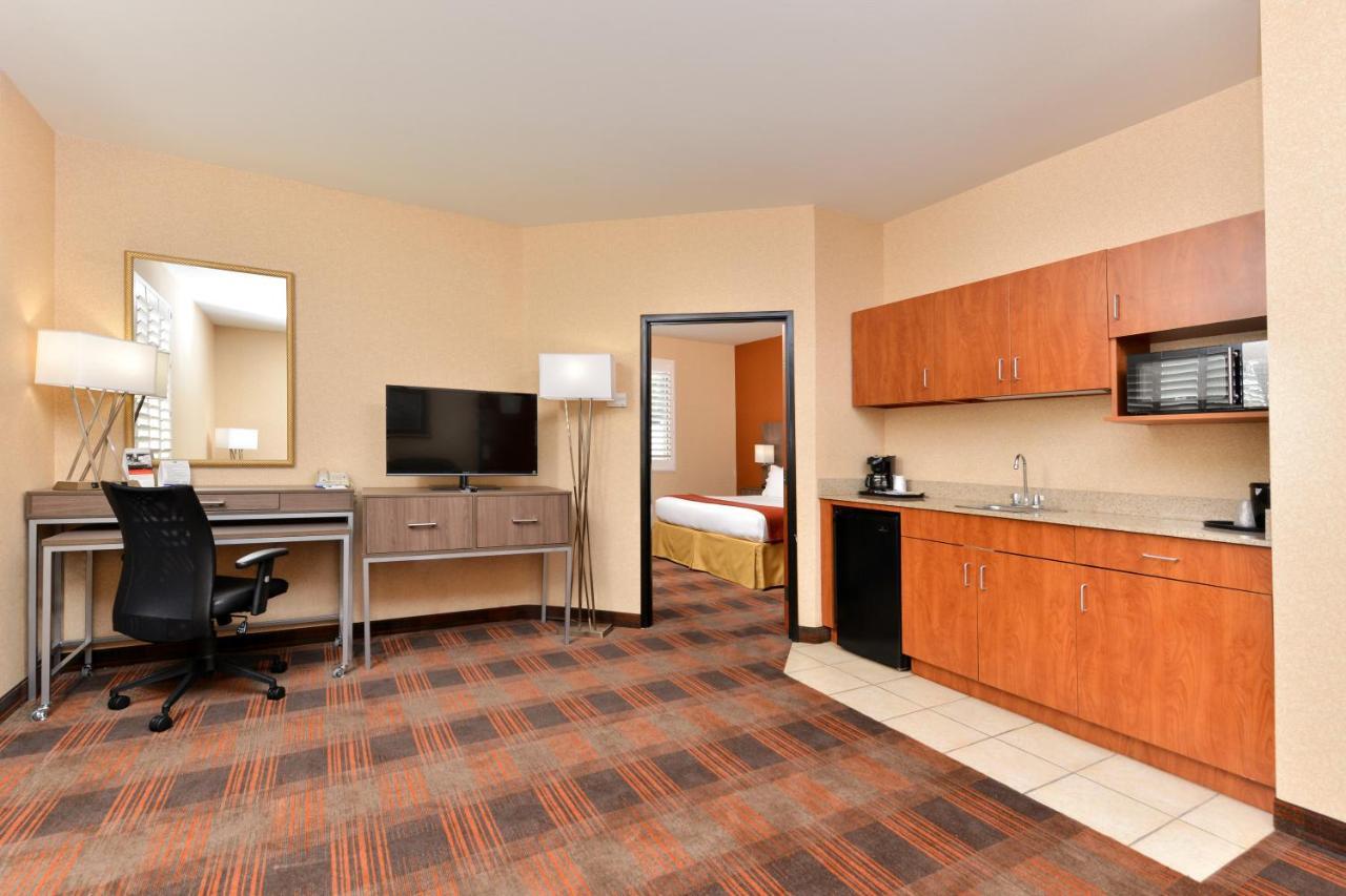 Holiday Inn Express & Suites Elk Grove Central - Hwy 99 By Ihg Eksteriør bilde