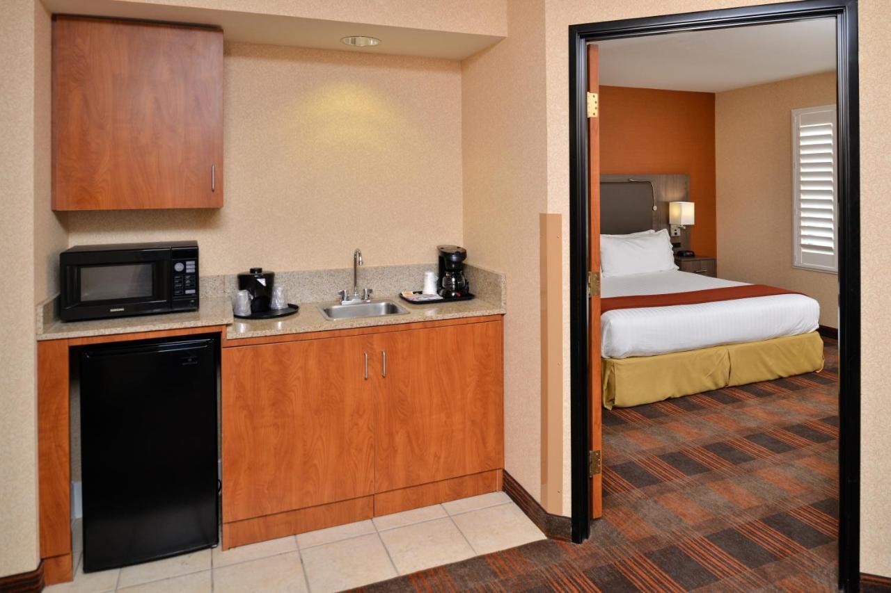 Holiday Inn Express & Suites Elk Grove Central - Hwy 99 By Ihg Eksteriør bilde